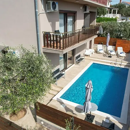 Pool Julia زادار