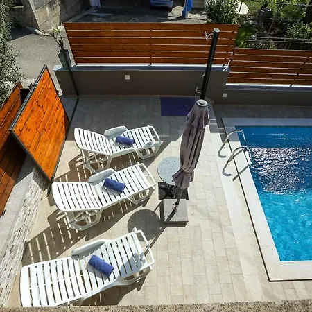 Pool Julia شقة *