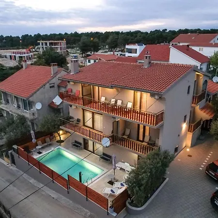 Pool Julia زادار