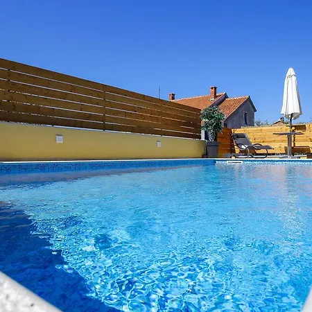 Pool Julia Apartment