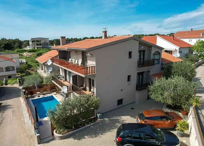 Pool Julia زادار