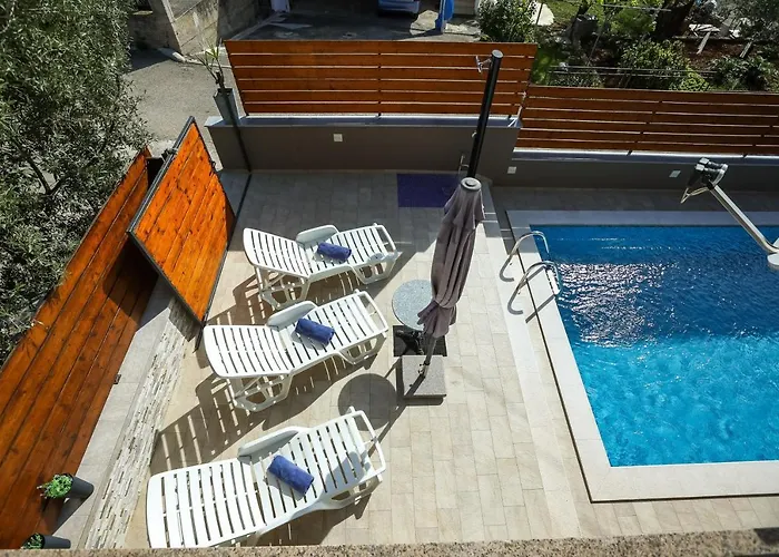 Pool Julia شقة *