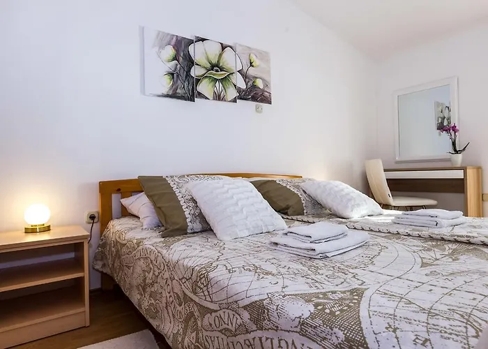 Pool Julia زادار