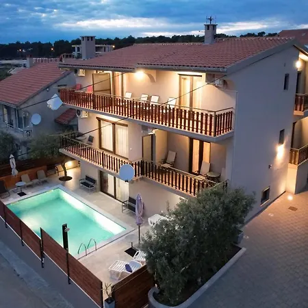 Pool Julia Apartman *