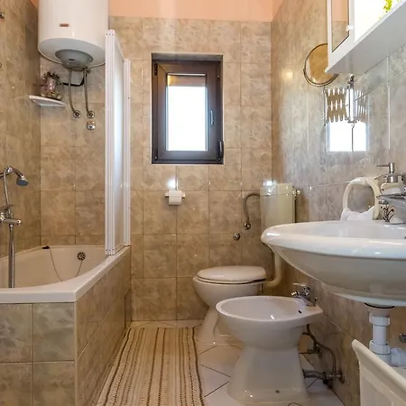 Pool Julia Ζαντάρ