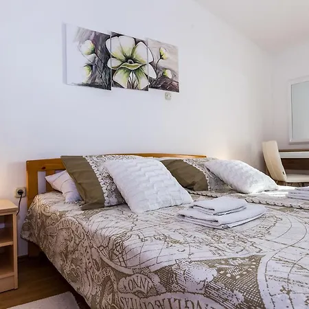 Pool Julia Ζαντάρ