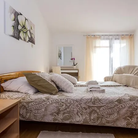 Apartman Pool Julia *